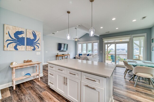 Building Photo - PET FRIENDLY FURNISHED OFF-SEASON RENTAL A...