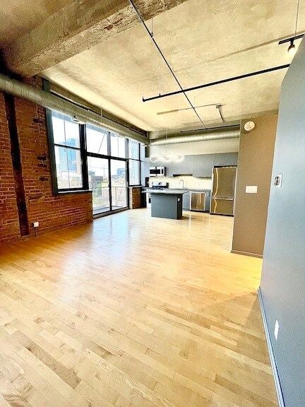 Building Photo - 817 W Washington Blvd