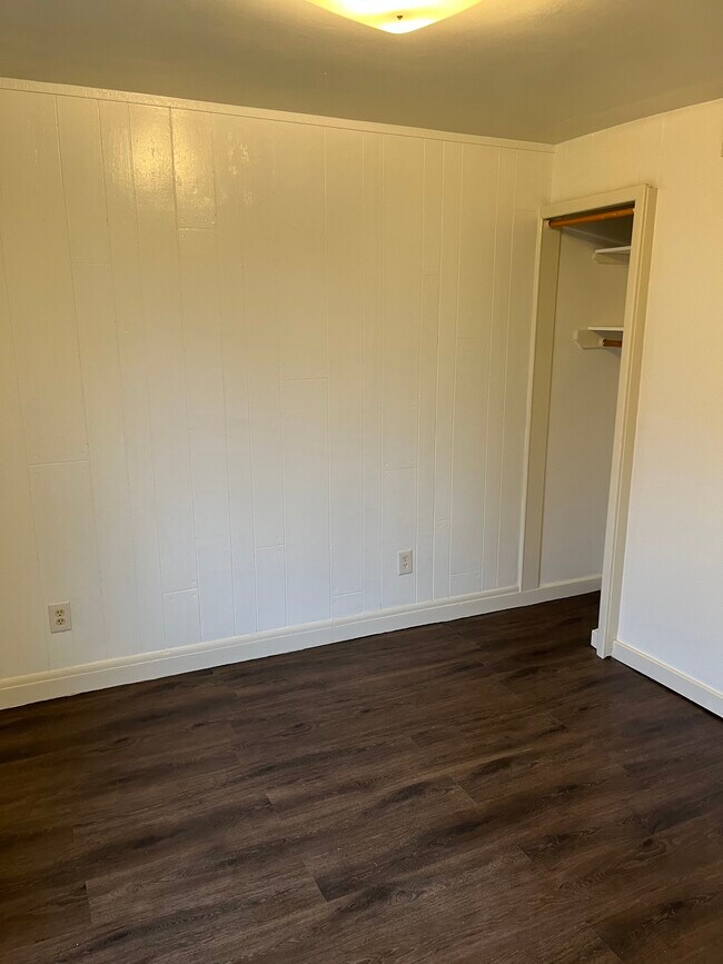 Building Photo - 375 E Park Dr
