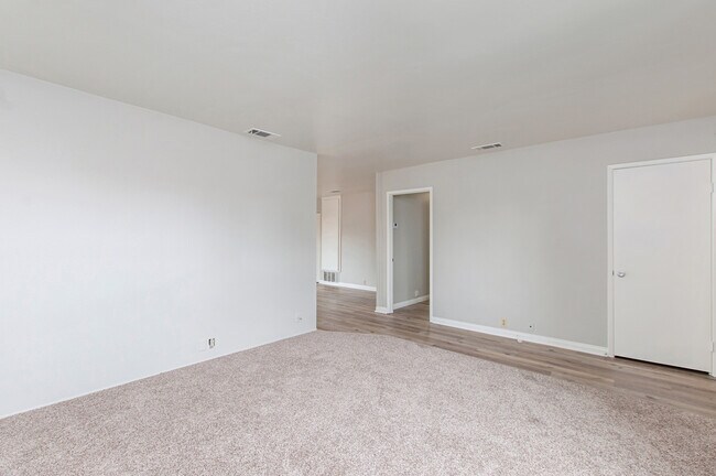 Building Photo - 3 Bedroom, 2 Bath 1374sf Detached condo in...