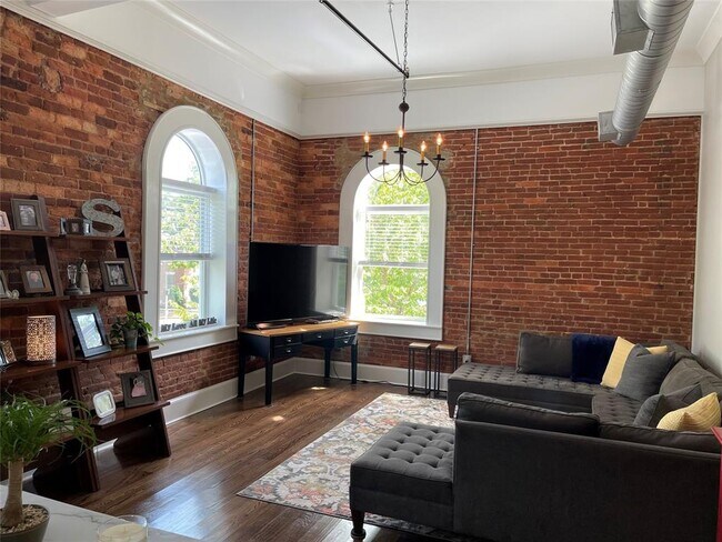 Building Photo - 201-201 W Jefferson St