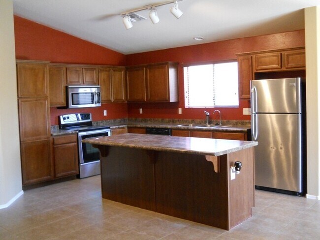 Building Photo - Beautiful Home in Shamrock Estates!