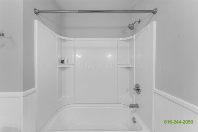 Building Photo - BEAUTIFUL 3 BEDROOM IN ALTO!