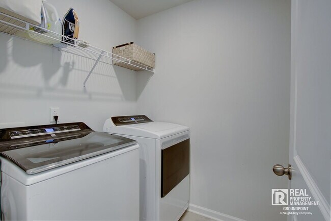 Building Photo - 214 Honey Horn Dr