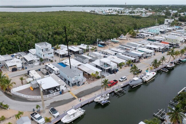 Building Photo - 325 Calusa St