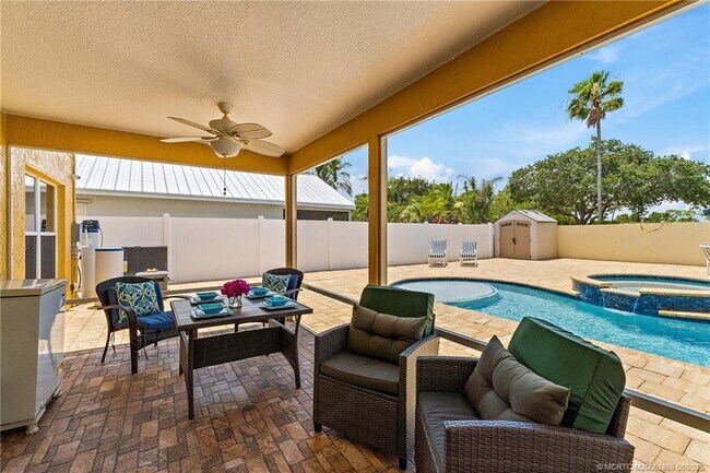 Building Photo - 728 NW Waterlily Pl