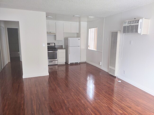 Building Photo - 5545 Lindley Ave