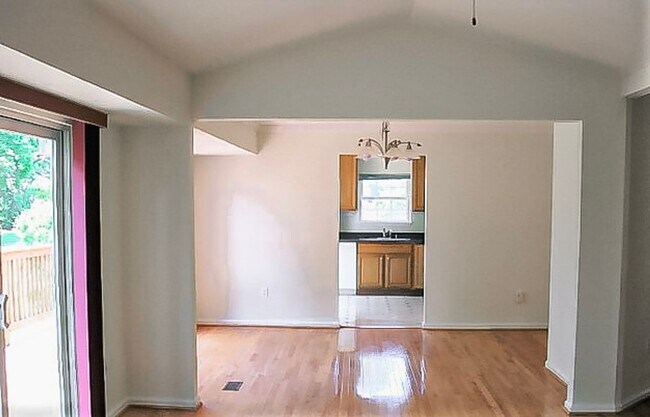 Building Photo - Serene and Private 3 Bed 3 Bath Single Fam...