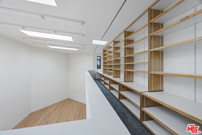 Building Photo - 202 S Saltair Ave