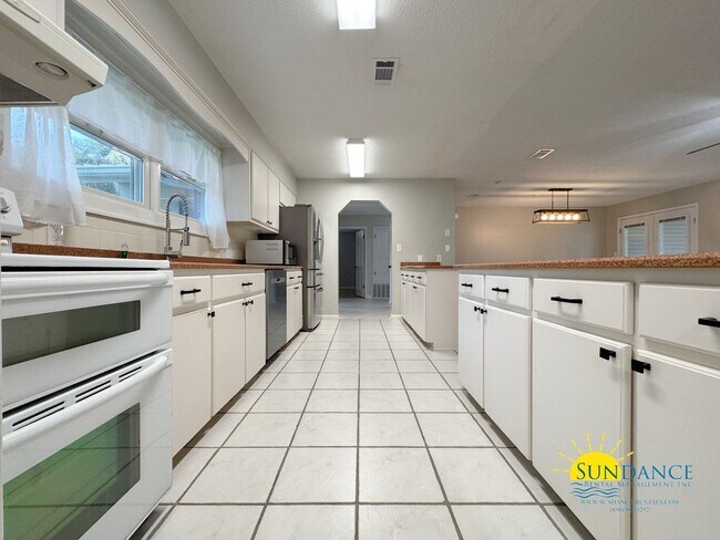 Building Photo - 1501 Royal Palm Dr