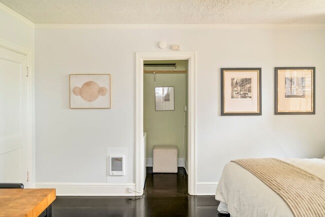Building Photo - Cozy, updated 4th-floor studio in Nob Hill. Convenient location near all the hot spots