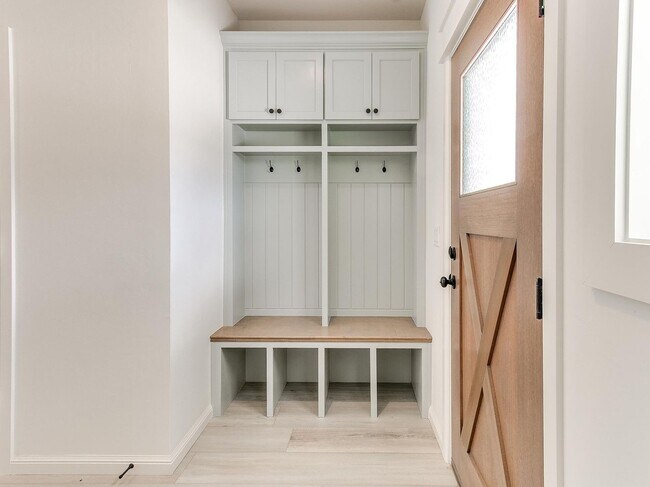 Building Photo - Luxury, Zero Maintenance Living Edmond Townhome