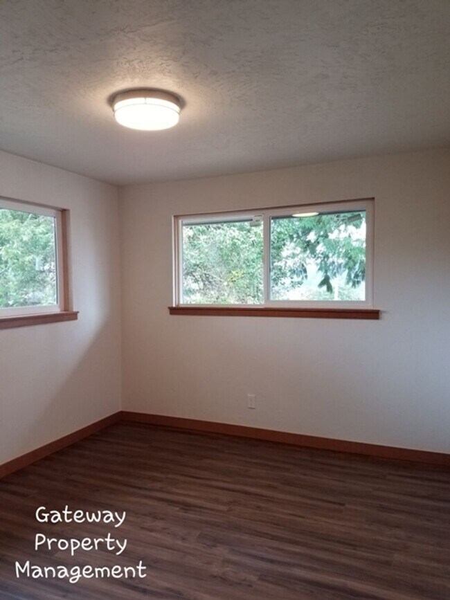 Building Photo - 3 Bedroom in town with a view!