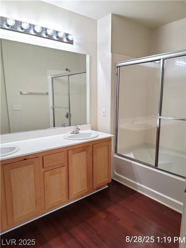 Building Photo - FABULOUS PARK AVENUE--MIDRISE LIVING!!