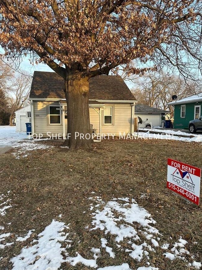 Primary Photo - 1221 E 27th Ct