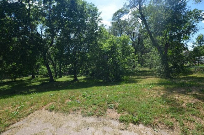 Building Photo - Cute Move-in Ready Duplex!