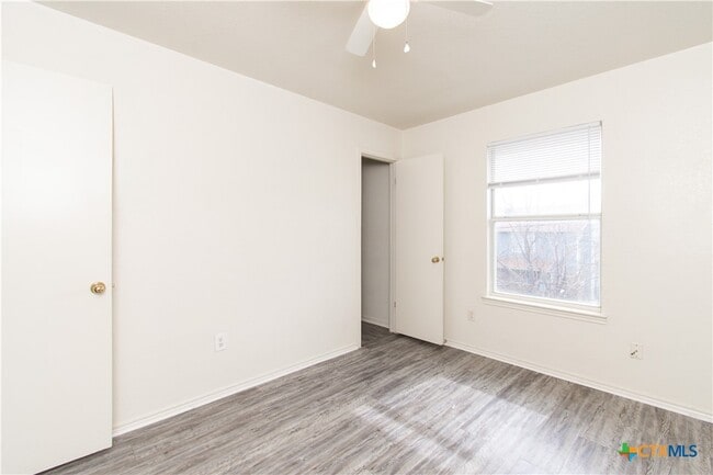 Building Photo - 1703 Cedarhill Dr