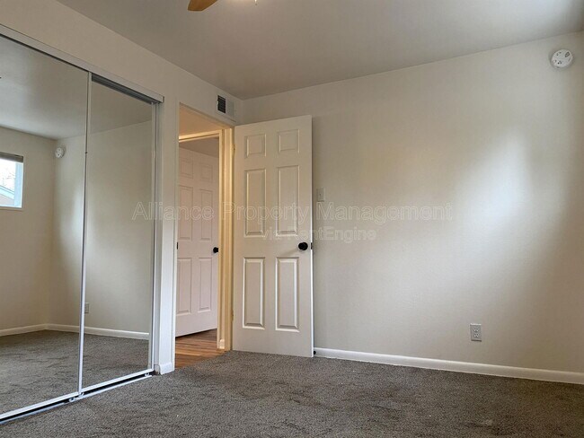 Building Photo - 2605 Lark Dr