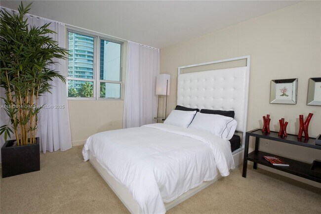 Building Photo - 1550 Brickell Ave