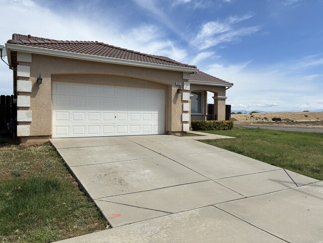 Building Photo - 3197 Dinkey Creek Ave