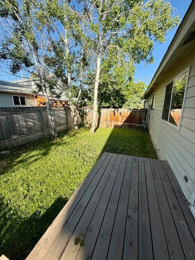 Building Photo - 2 Bed, 2 Bath Duplex with fenced yard in B...