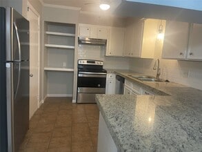 Building Photo - 2115 Yorktown Ct S