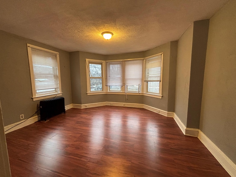 Building Photo - 649 W State St