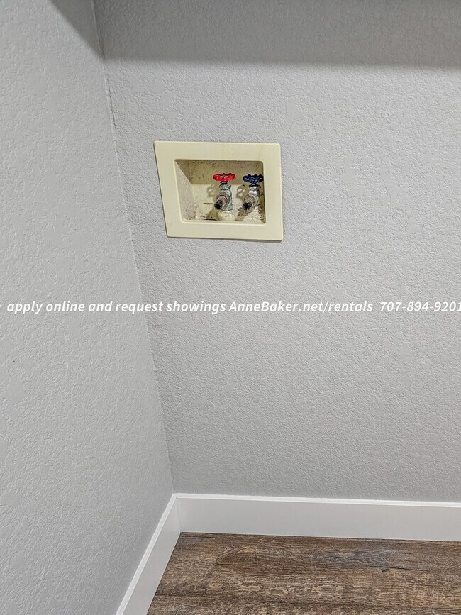 Building Photo - Newly Updated - New Appliances, Flooring, ...