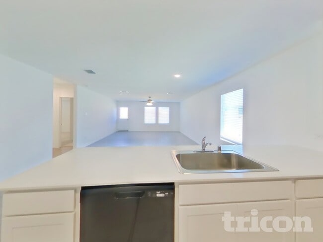 Building Photo - 1616 Parlier St