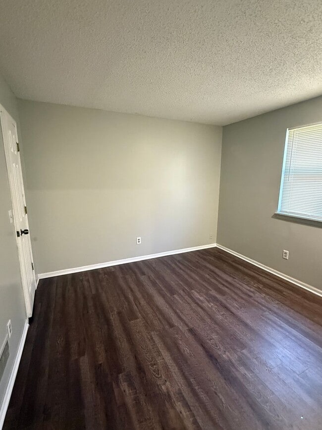 Building Photo - Great 3 Bedroom & 2 Full Baths In GREAT KU Med Area Location