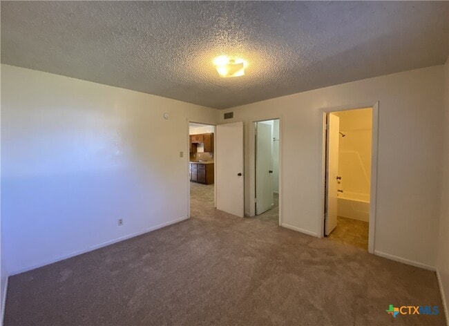 Building Photo - 1105 Parmer Ave