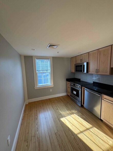 Building Photo - 393 Essex St