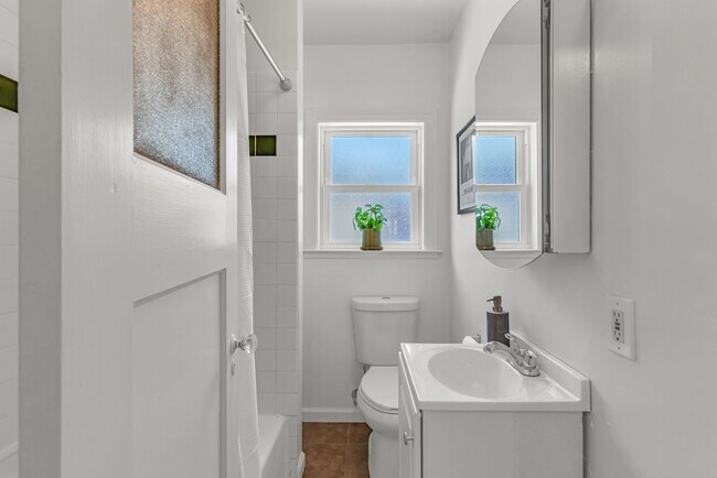 Building Photo - Charming Updated Oakland Home for Lease