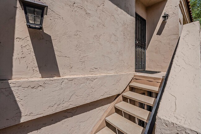 Building Photo - Fully Remodeled 2-Bedroom Condo at the Scottsdale Racquet Club!