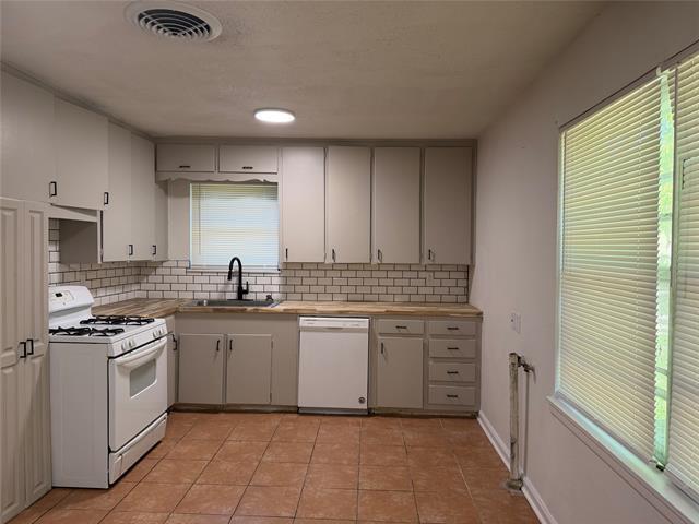 Building Photo - 2800 W Fuller Ave