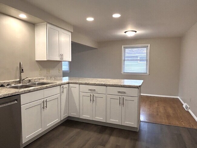 Building Photo - Fully Renovated 3 Bedroom Ranch!