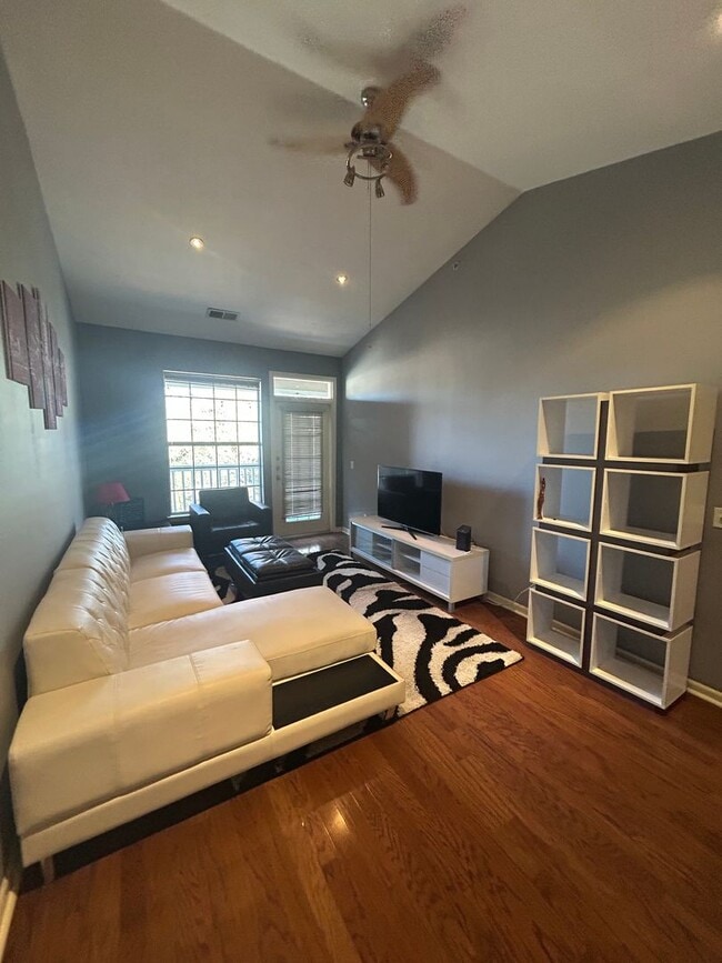 Building Photo - Modern 2-Bedroom, 2-Bath Home