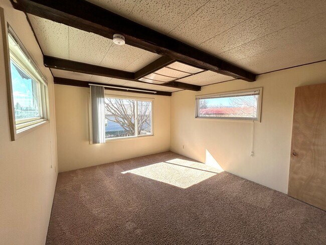 Building Photo - Unique 5 Bedroom Home