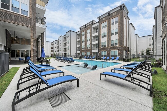 Building Photo - 4840 N Shepherd Dr