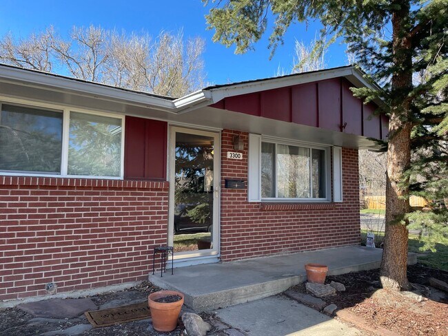 Building Photo - Adorable, Centrally Located 3 Bed/1.5 Bath Home