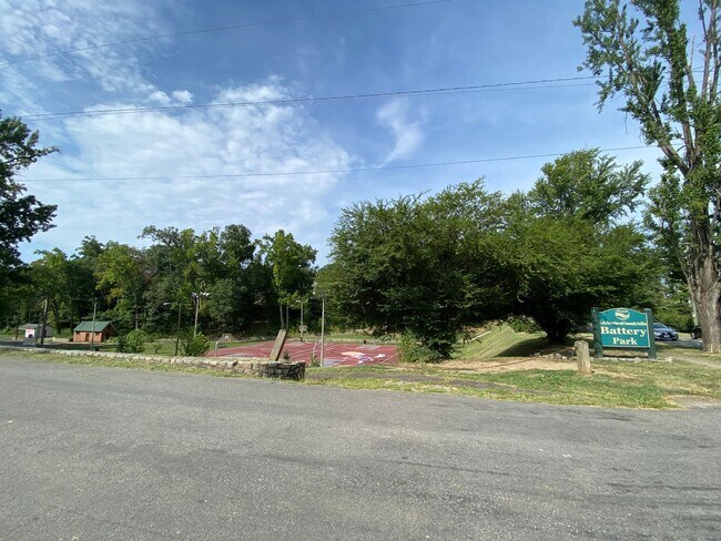 Building Photo - Charming 3bdrm/1.5bth Home Conveniently Lo...