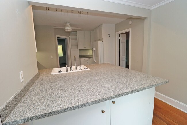 Building Photo - Updated 3 bedroom 2.5 bath home in Sherwood Forest