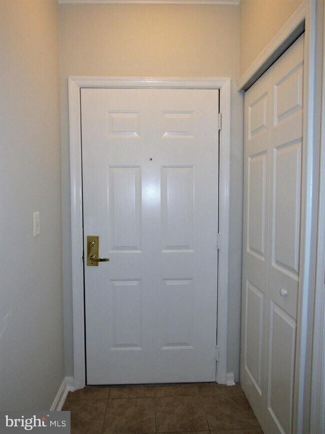 Building Photo - Gorgeous condo in a great location!