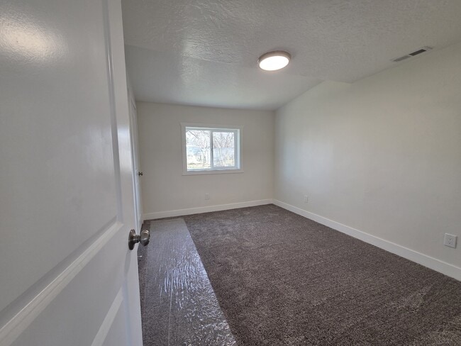 Building Photo - 152 N 200 W St