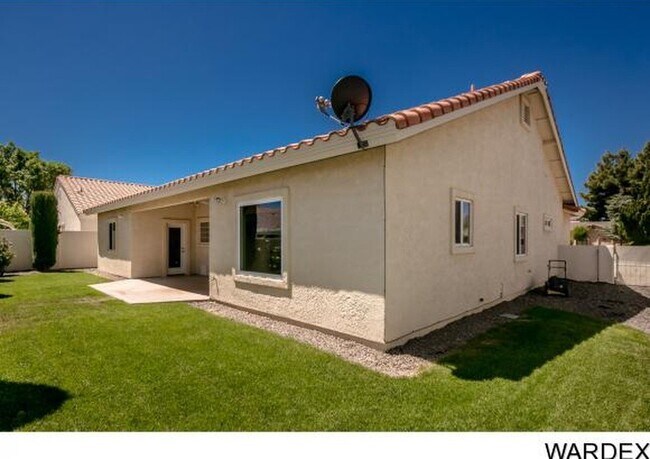 Building Photo - 4 Bedroom House Across from Golf Course!