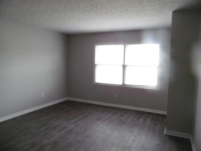 Building Photo - 2801 Easthills Dr