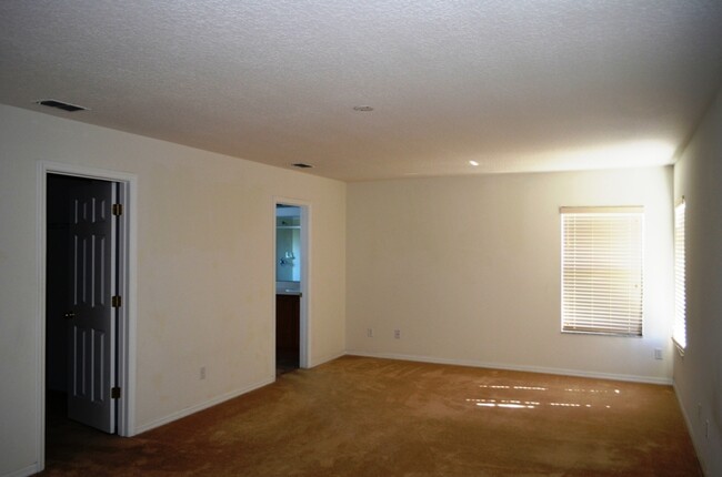 Building Photo - Spacious 4/2.5 House in Gated Eagle Creek ...