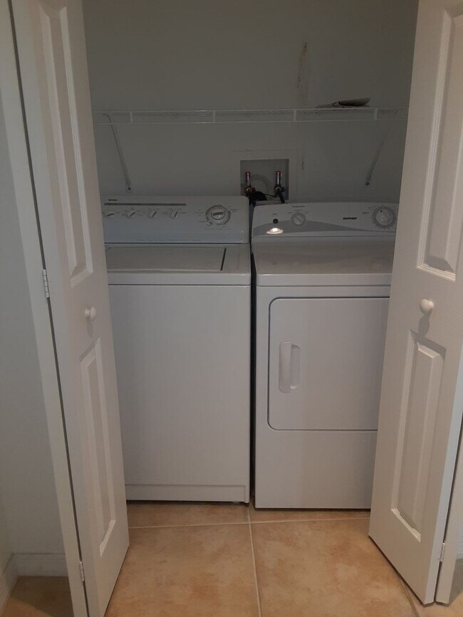Building Photo - Annual unfurnished 2/2 luxury condo downto...