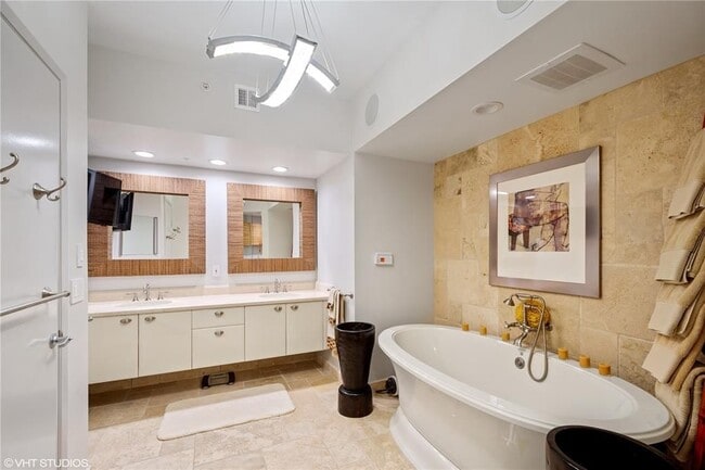 Building Photo - 333 Las Olas Way