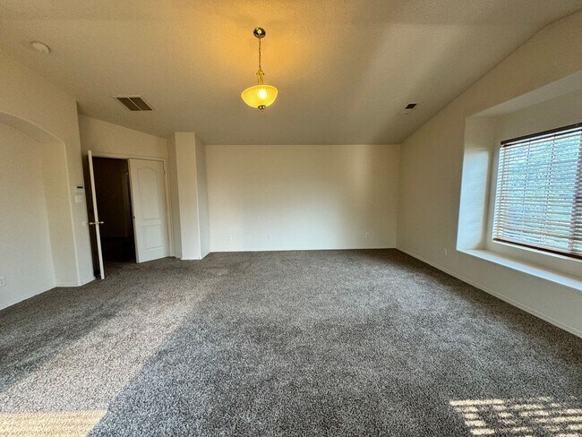 Building Photo - 4 bed 2.5 bath home in Huning Ranch